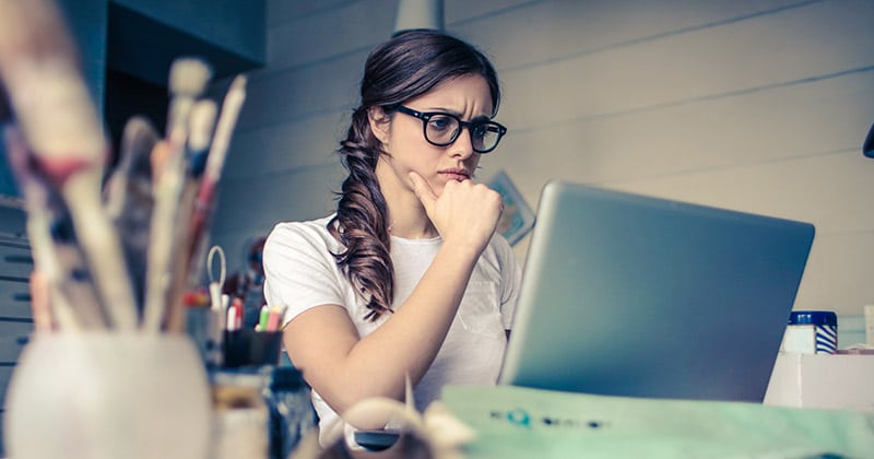 vrouw die over een probleem nadenkt